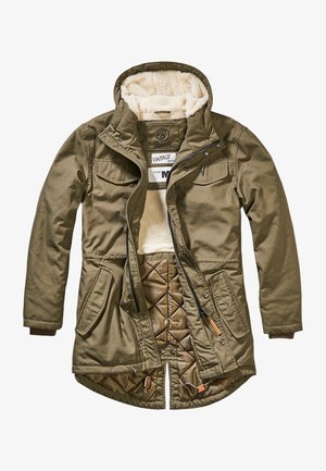Parka olive en vert avec une doublure en peluche beige, deux poches poitrine, des fermetures éclairs et boutons, et un intérieur matelassé pour la chaleur.