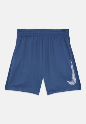 Zilas sporta šorti ar elastīgu jostu un baltu rakstainu Nike swoosh logotipu labajā kājā uz baltas fona.