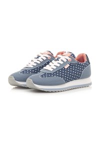Zapatillas azules con lunares blancos, material textil, cordones blancos, acentos rosas en el talón y la lengüeta, suela texturizada, diseño retro.