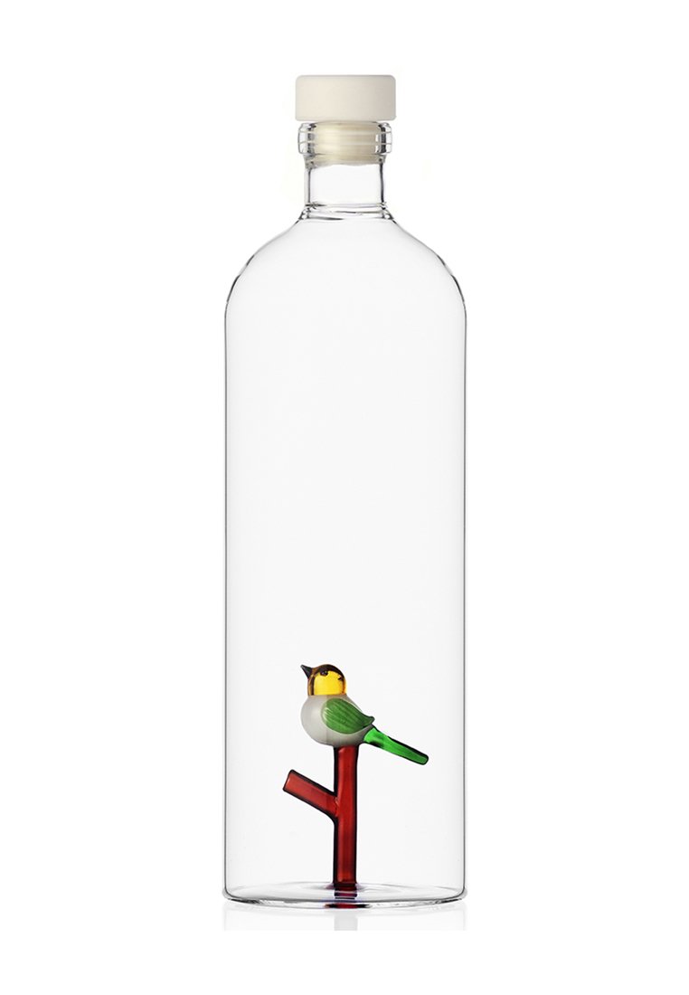 Przezroczysta szklana butelka na wodę z białą nakrętką, z dekoracyjnym ptakiem usadowionym na czerwonej gałęzi wewnątrz.