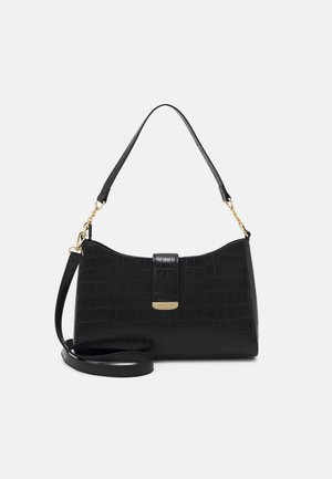 Borsa a mano in pelle nera con texture a coccodrillo, shape curva, hardware in tono oro e tracolla removibile. Presenta una chiusura a pattina superiore.