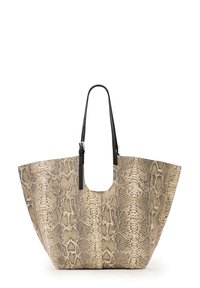 Duża torba typu tote z teksturowanym nadrukiem węża w beżu i brązie, z czarnymi skórzanymi rączkami i szerokim otwartym wierzchem.