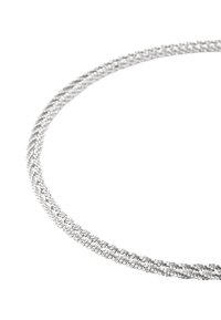 Sølv metal halskæde med et flettet design og en struktureret overflade, der viser en glat, skinnende overflade og subtile refleksioner.