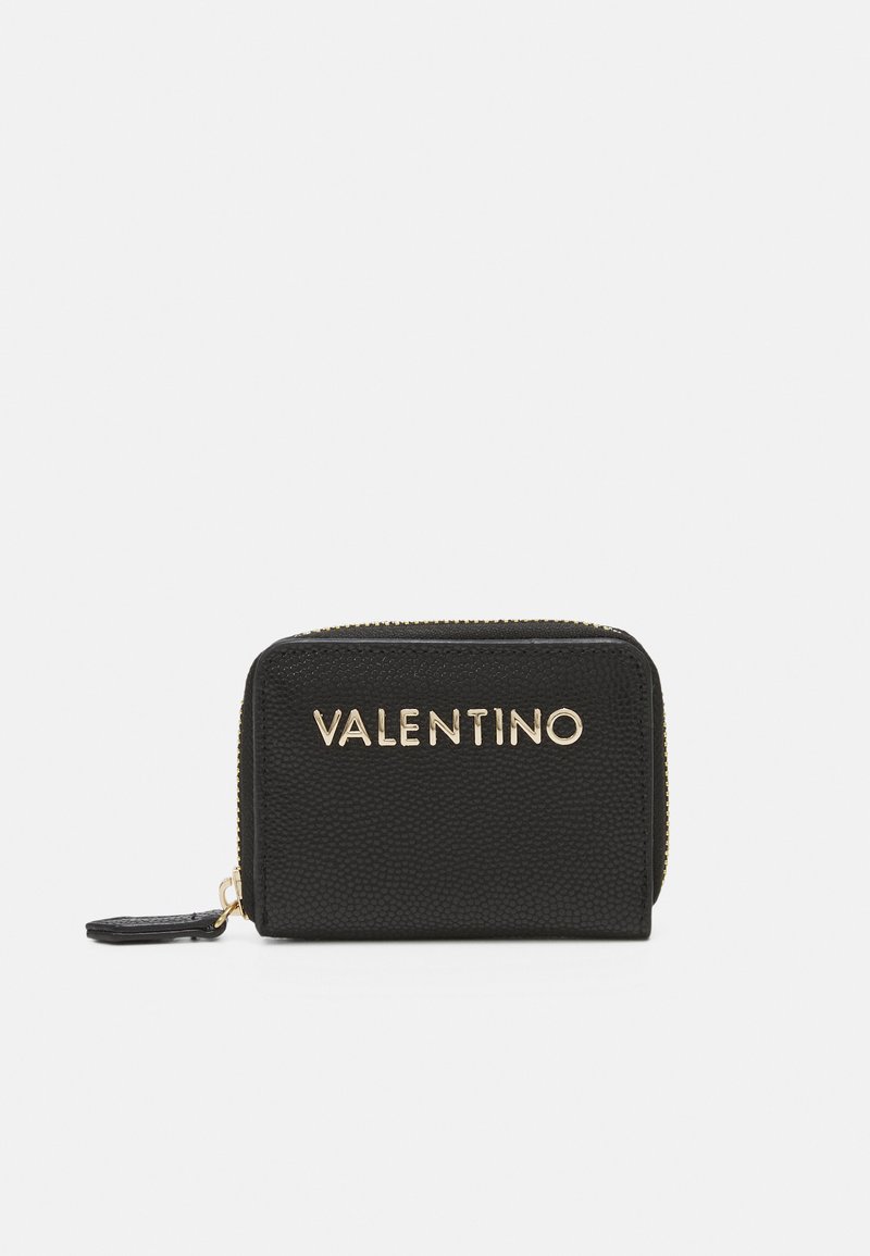 Porte-monnaie en cuir noir texturé avec le logo doré "VALENTINO" à l'avant et une fermeture éclair. Forme rectangulaire compacte avec un détail de tag sur le côté.