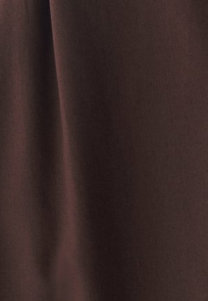 Tissu brun avec une texture lisse et un léger éclat, présentant des plis subtils qui créent des drapés doux. Aucun motif ou accent distincts visibles.