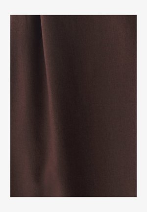 Tissu brun avec une texture lisse et un léger éclat, présentant des plis subtils qui créent des drapés doux. Aucun motif ou accent distincts visibles.