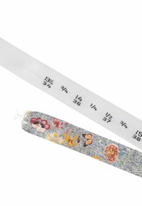 Ein maßband mit floralem Muster auf grauem Hintergrund, das bunte Blumen und Schmetterlinge zeigt. Oben befinden sich schwarze Zahlenmarkierungen.