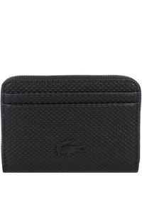 Portafoglio nero in materiale sintetico, con una texture particolare, caratterizzato da un logo goffrato discreto e tasche orizzontali per le card. Chiusura con zip nella parte superiore.