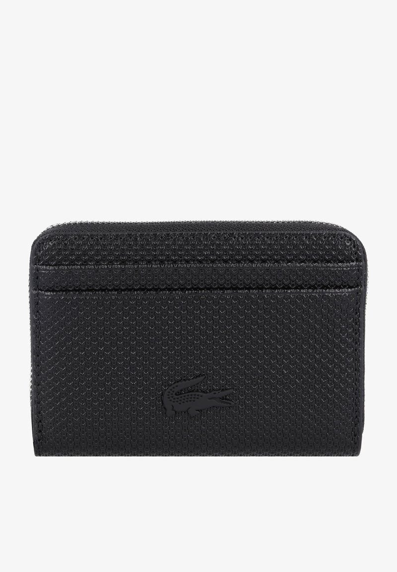 Portafoglio nero in materiale sintetico, con una texture particolare, caratterizzato da un logo goffrato discreto e tasche orizzontali per le card. Chiusura con zip nella parte superiore.