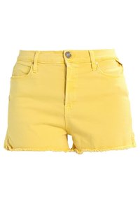 Pantalones cortos de denim amarillos con cintura alta, cinco bolsillos, dobladillo deshilachado y cierre de botón. Textura suave, corte casual, sin patrones visibles.