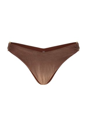 Bas de bikini marron pour femme avec un léger éclat et des côtés élastiques froncés sur fond blanc.
