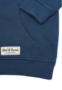 Marinblå sweatshirt med ribbat ärmkrage och nederkant, med en ficka fram och en vävd etikett som säger "Band of Rascals" i vitt.