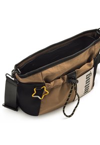 Borsa in tessuto marrone e nero con chiusura a zip, tirazip a forma di stella, tracolla regolabile e tasca esterna con coulisse.