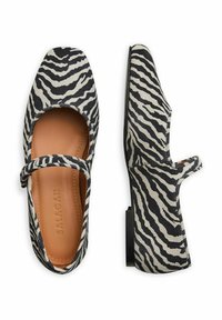 Czarno-białe baleriny w zebra, z okrągłym czubkiem, paskiem na kostce i niskim obcasem w kształcie bloczka. Miękki materiał z gładką skórzaną wyściółką.