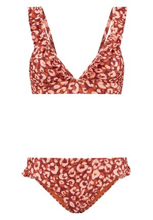 Leopardprint bikini set met een gerimpelde driehoekstop en bijpassende onderkant, in roestbruin met zachte roze accenten en een textuurstof.
