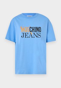 Zils kokvilnas T-krekls ar īsām piedurknēm, kurā priekšpusē melnā un oranžā krāsā ir uzraksts "MO5CH1NO JEANS". Ar apaļu kakla izgriezumu, standarta piegriezums.