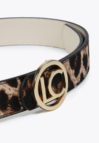Bälte i leopardmönster med en gyllene rund spänne med "LC"-logotyp, tillverkat av en strukturerad tyg och slät svart läderkant.