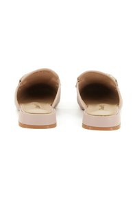 Sandali slide aperti rosa con suola piatta, texture liscia, forma arrotondata e soletta beige. Design semplice senza hardware visibile.