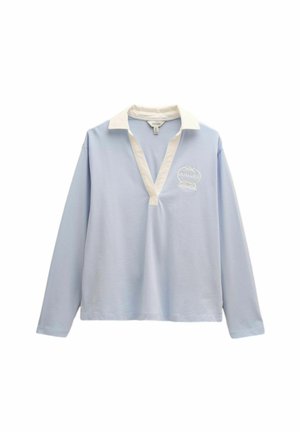 Cămașă polo cu mânecă lungă de culoare albastră deschisă, cu guler alb, decolteu fără butoane și logo-ul brodat "Joules" pe piept. Textură de stofă moale.