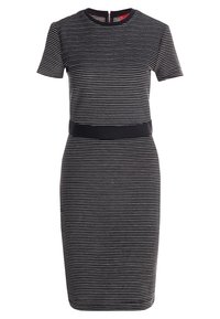 Robe à rayures horizontales noires et blanches jusqu'aux genoux, avec des manches courtes et une ceinture noire unie.