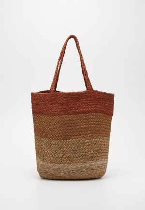 Sac cabas en jute tissé avec des anses tressées, présentant trois bandes horizontales de couleur en terre cuite, marron et beige naturel.