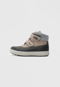 Bottes pour enfants avec une tige beige et un col en feutre gris, deux bandes Velcro, accents noirs et semelle en caoutchouc texturée.
