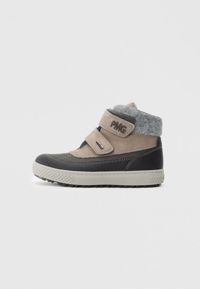 Bottes pour enfants avec une tige beige et un col en feutre gris, deux bandes Velcro, accents noirs et semelle en caoutchouc texturée.