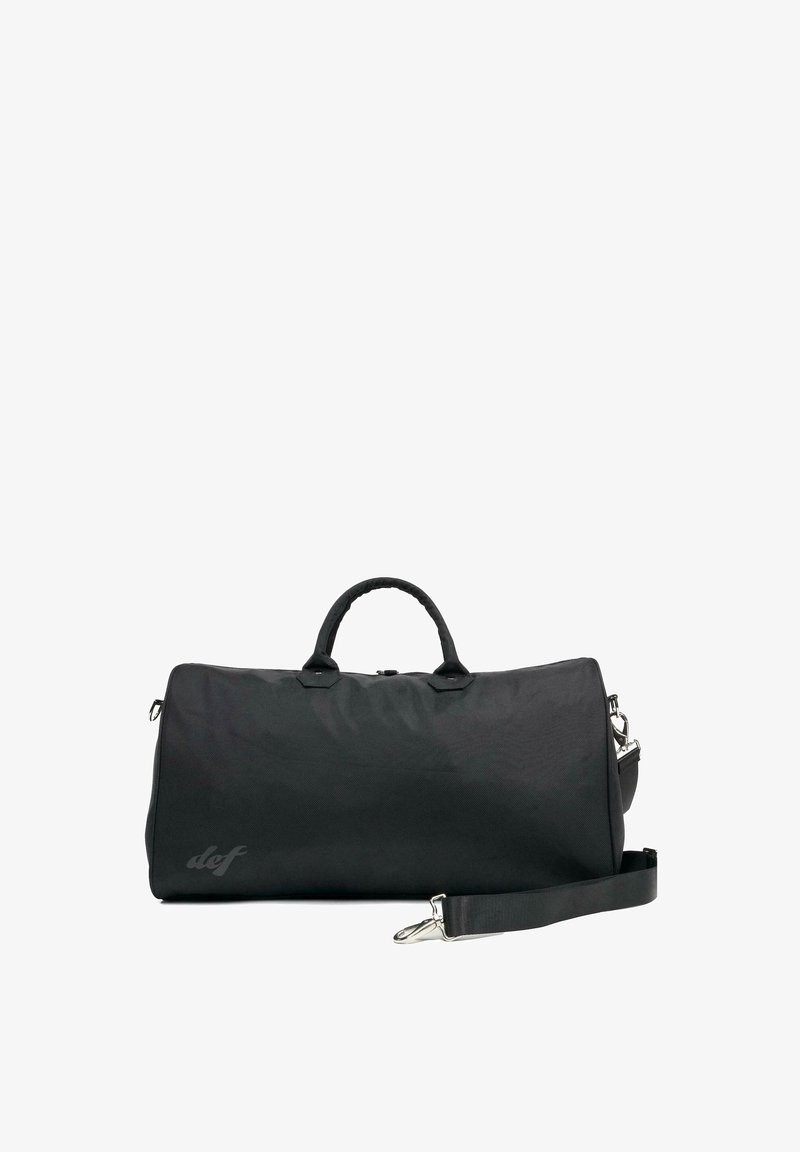 Borsa a tracolla nera realizzata in tessuto resistente; presenta manici doppi, una tracolla regolabile e un logo discreto sul lato.