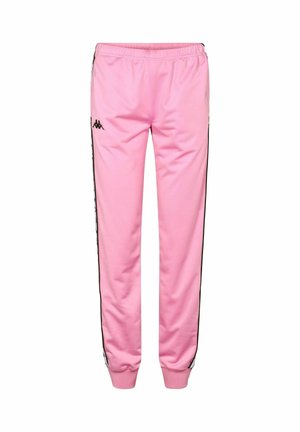 Pantaloni de trening roz, conici, cu talie și manșete elastice, având un logo negru și dungi laterale cu marcă albă repetată.