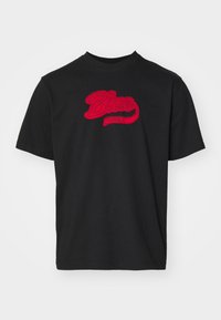 VARSITY - T-shirts med print - jet black/matchstick red