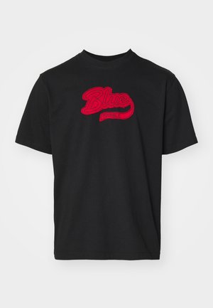 Schwarzes Baumwoll-T-Shirt mit Rundhalsausschnitt, auf der Vorderseite mit einem rot gestickten "Blue Marble"-Logo in geschwungenem Design.