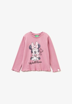 Rosa Langarm-Baumwollshirt mit rundem Halsausschnitt und rohem Saum. Mit einem Grafikdesign eines Cartoon-Charakters, der Herzen zeigt, und Text darunter.