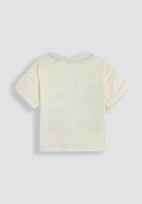 Lys gul kortærmet t-shirt med rund halsudskæring, der har rullede ærmer og en ensfarvet bagside. Blødt stof med minimal tekstur.