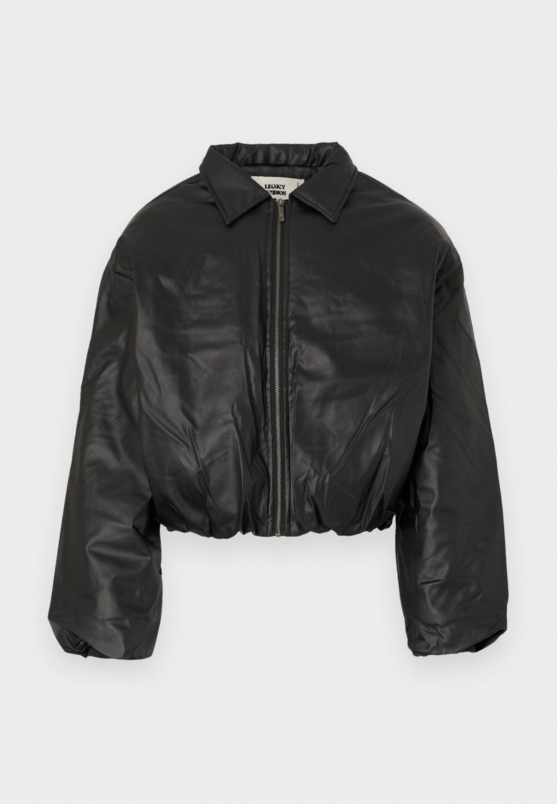 Veste en cuir noir coupée avec une fermeture éclair, un large col et des manches surdimensionnées, présentant une texture lisse et brillante.