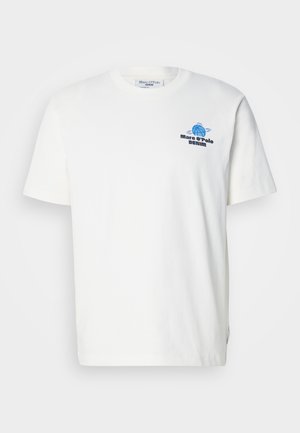 Bijela pamučna majica kratkih rukava s plavim grafičkim logotipom i natpisom "Marx O'Polo DENIM" na lijevoj strani prsnog područja.