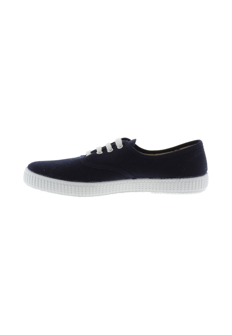 Sneaker in tela navy con suola in gomma bianca, punta rotonda e cinque occhielli per i lacci. Texture liscia con dettagli di cucitura discreti.