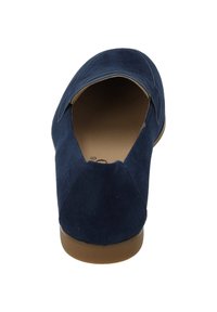 Chaussure slip-on en suède bleu marine avec un bout arrondi et une semelle plate en caoutchouc beige. Caractérisée par une texture lisse et des détails de couture minimaux.
