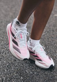 Unausgewählt, footwear white/aurora metallic/lucid pink