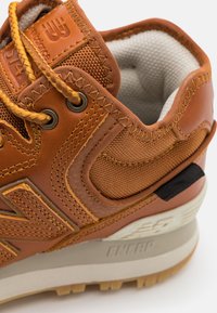 New Balance Vysoké tenisky - brown