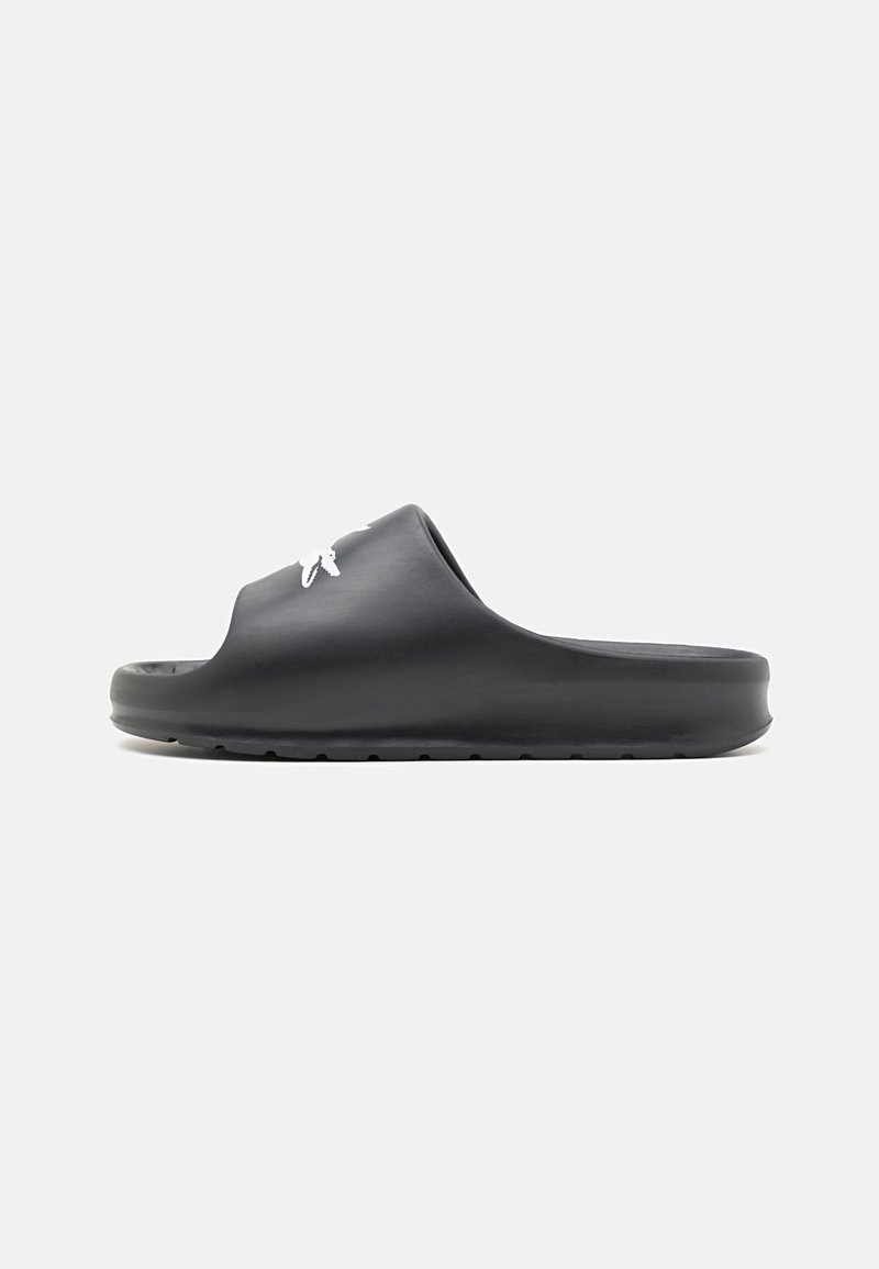 Sandal din cauciuc negru, cu o textură netedă, design cu vârful deschis și talpă ridicată. Prezintă un logo alb pe partea superioară.