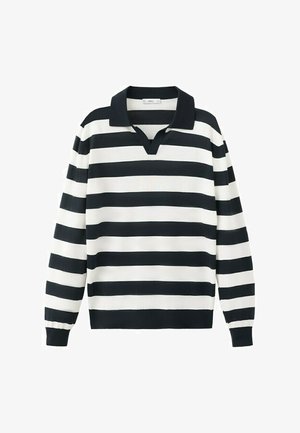 Svetr s dlouhým rukávem s černobílými horizontálními pruhy a černým límcem s výstřihem do V.