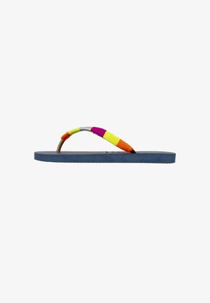 Niebieskie klapki z teksturowaną podeszwą. Pasek ma kolorowy wzór w kolorach pomarańczowym, żółtym, różowym i srebrnym. Metalowy akcent u podstawy.