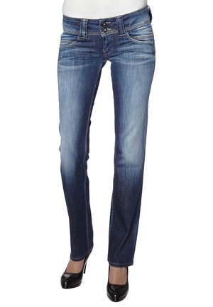 Vaqueros de mezclilla azul con corte recto, detalles desgastados, bolsillos delanteros y cierre de un solo botón, combinados con zapatos de tacón altos negros.