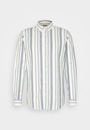 Weißes Hemd mit grauen senkrechten Streifen, knöpfbare Ausführung, lange Ärmel und ein kleines blaues Logo auf der Brust. Glatte Stoffoberfläche.