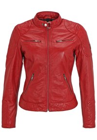 Rote Lederjacke mit gesteppten Schultereinsätzen, Reißverschluss vorne und zwei Reißverschlusstaschen. Die Oberfläche hat eine glatte Textur und einen klassischen Kragen.