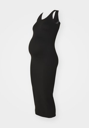 Vestido de maternidade preto, sem mangas, feito de tecido elástico, com um silhueta ajustada concebida para acomodar uma barriga em crescimento.