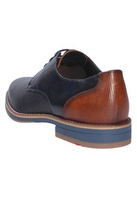 Tmavě modrá kožená a síťovaná obuv s hnědým texturovaným podpatkem, kulatou špičkou a kontrastní gumovou podrážkou. Viditelné tkaničky a minimální šití.