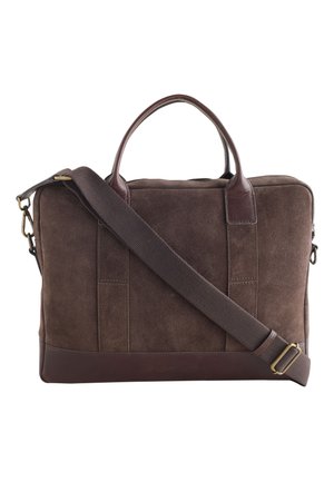 Braune Aktentasche aus Wildleder und Leder mit oberen Griffen und verstellbarem Schultergurt vor weißem Hintergrund.