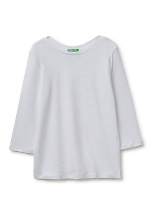 Maglietta bianca a maniche lunghe con scollo a girocollo e un'etichetta verde sul colletto, distesa su uno sfondo bianco.