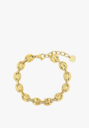 Armband van goudkleurige ketting met ovale schakels, waarvan drie schakels versierd zijn met kleine kristallen, en een verstelbare sluiting met een rond merklabel.